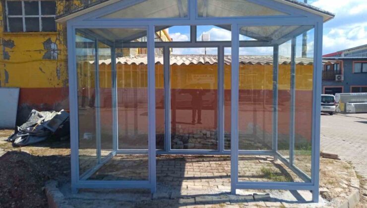 Gediz’de meslek liseli öğrenciler yaptıkları kapalı durağı belediyeye teslim ettiler