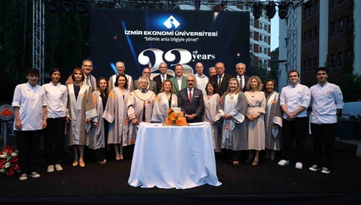 İEÜ’de 104 akademisyen için tören düzenlendi