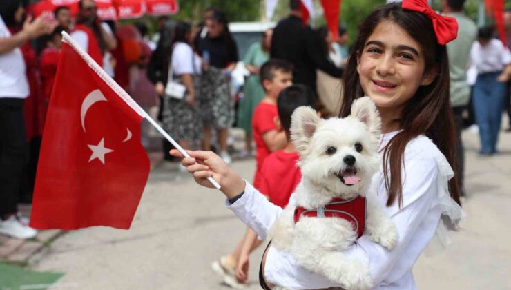 Kurulan 23 Nisan Sokağında çocuklar şiir okudu, halay çekti