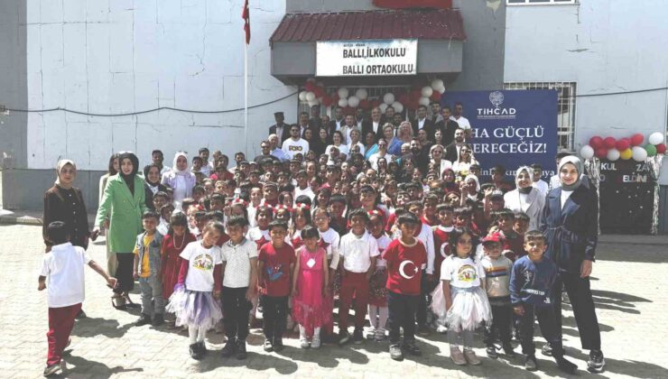 Binlerce kilometre uzaktan gelip köy okulunun tadilatını yaptılar