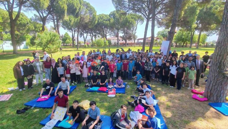 Parkta kitap okuma etkinliği düzenlendi