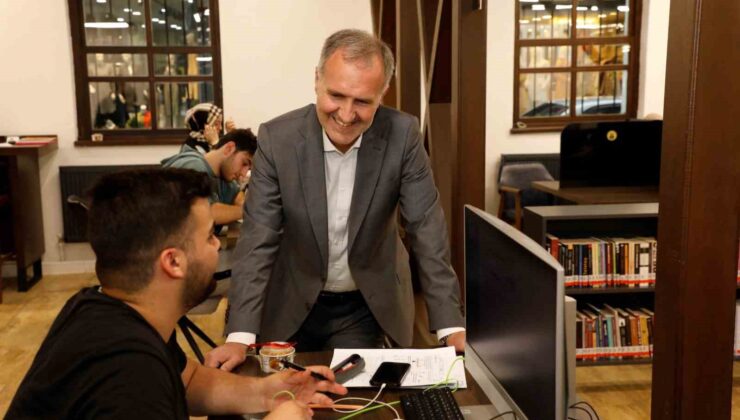 Gençlerin yeni mekanı nöbetçi kitaphane oldu